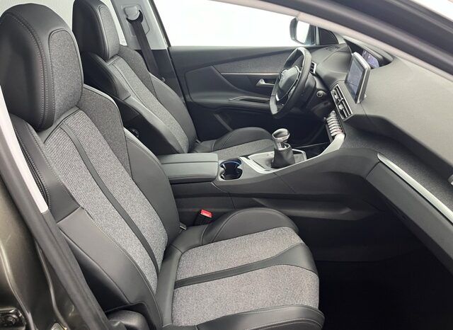 PEUGEOT 3008 ALLURE 1.2i 130CV AÑO 2019 lleno