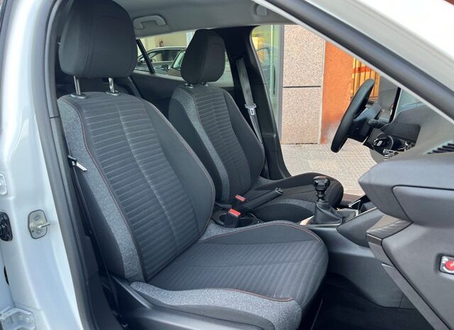 PEUGEOT 2008 ACTIVE 1.2i 100CV 6 VELOCIDADES AÑO 2021 lleno