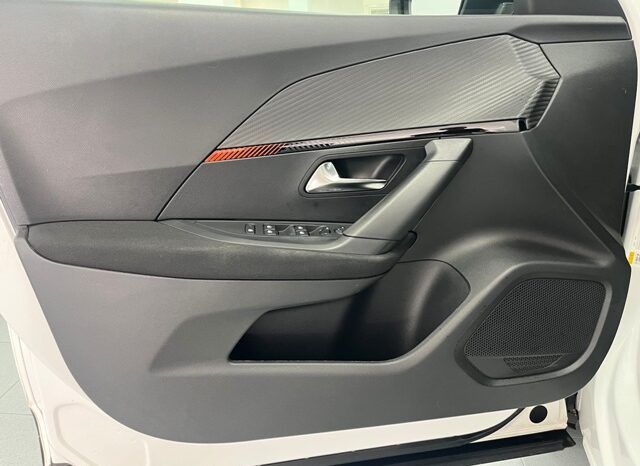 PEUGEOT 2008 ACTIVE 1.2i 100CV 6 VELOCIDADES AÑO 2021 lleno