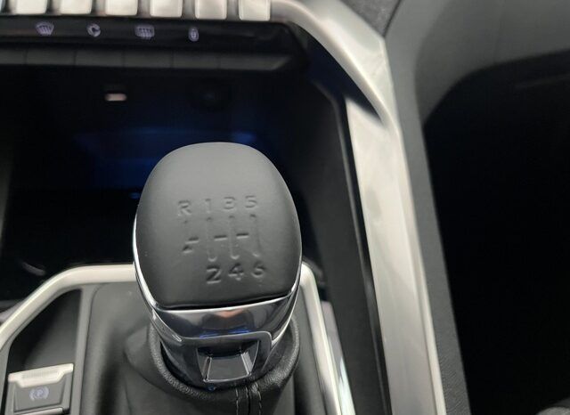 PEUGEOT 3008 ALLURE 1.2i 130CV 6 VELOCIDADES AÑO 2019 lleno