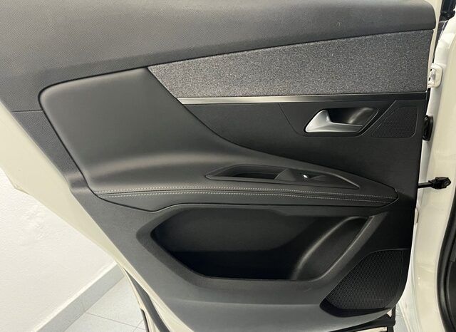 PEUGEOT 3008 ALLURE 1.2i 130CV 6 VELOCIDADES AÑO 2019 lleno