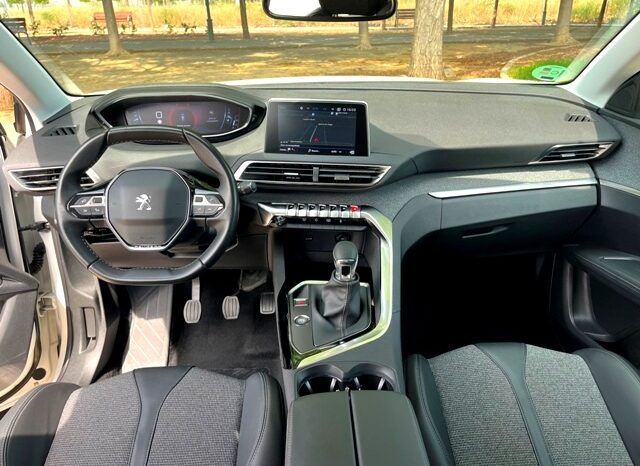 PEUGEOT 3008 ALLURE 1.2i 130CV 6 VELOCIDADES AÑO 2019 lleno