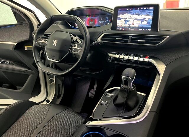 PEUGEOT 3008 ALLURE 1.2i 130CV 6 VELOCIDADES AÑO 2019 lleno