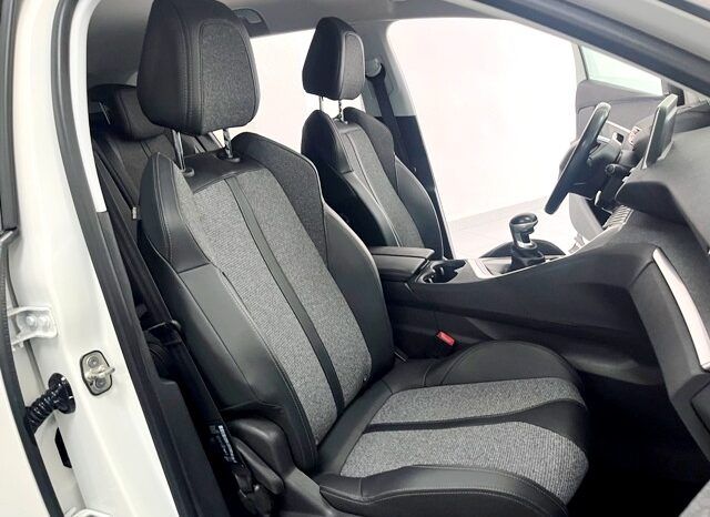 PEUGEOT 3008 ALLURE PACK 1.2i 130CV 6 VELOCIDADES AÑO 2019 lleno