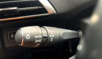 PEUGEOT 3008 ALLURE PACK 1.2i 130CV 6 VELOCIDADES AÑO 2019 lleno