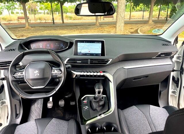 PEUGEOT 3008 ALLURE PACK 1.2i 130CV 6 VELOCIDADES AÑO 2019 lleno
