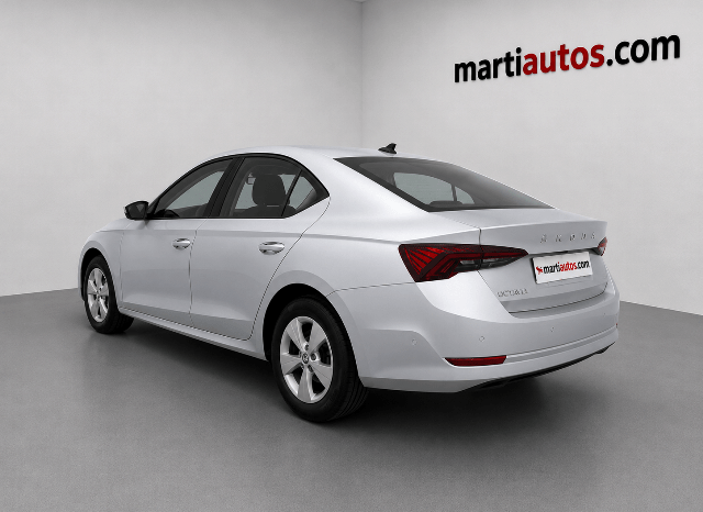 SKODA OCTAVIA AMBITION 2.0TDi 115CV AÑO 2022 lleno
