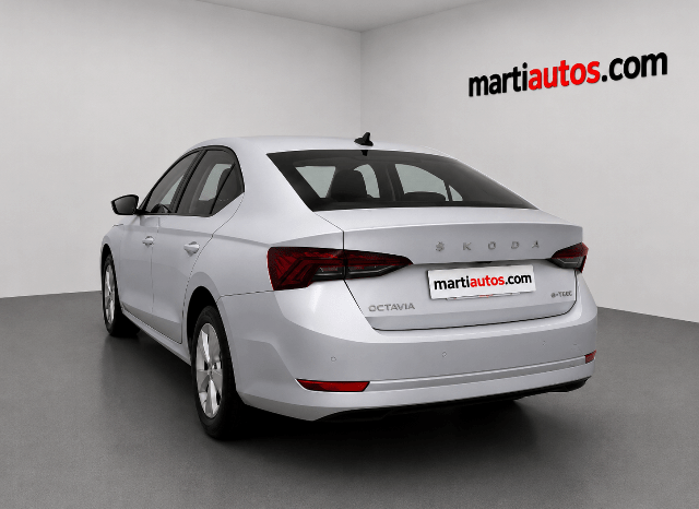 SKODA OCTAVIA AMBITION 2.0TDi 115CV AÑO 2022 lleno