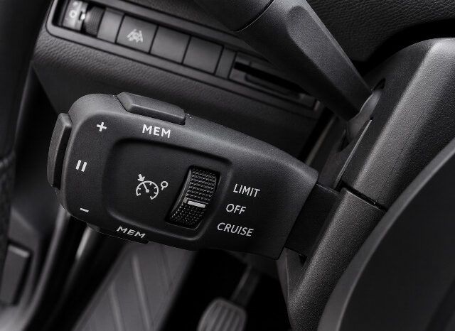 PEUGEOT 3008 ACTIVE PACK 1.5HDi 130CV MODELO 2022 lleno